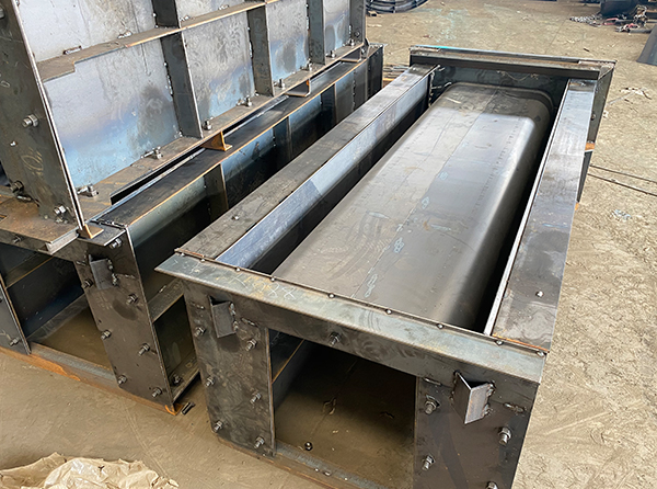 預(yù)制泄洪渠模具