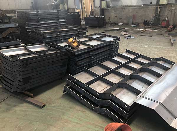 現(xiàn)澆防撞墻模板