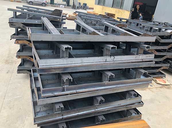 中央護欄鋼模具